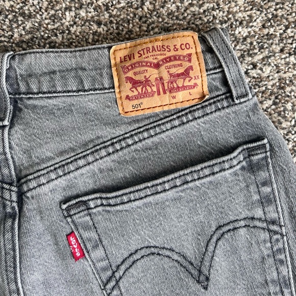 Levi’s 501 Gray Relaxed Tapered Jeans W26 L30 Raw Hem - Picture 6 of 6